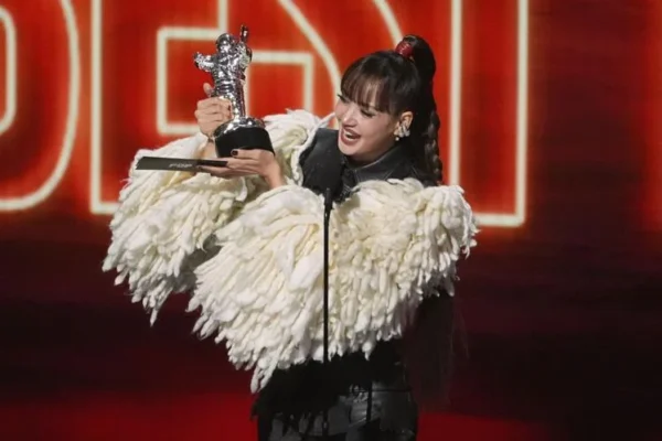 Taylor Swift Becomes Most Awarded Artist in MTV VMAs History