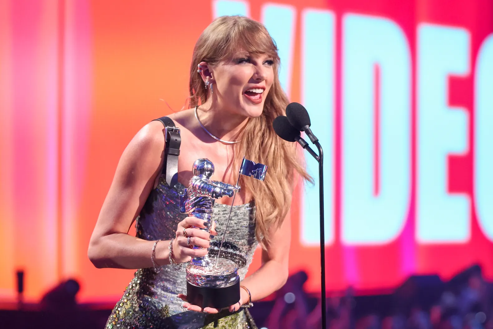 Taylor Swift Breaks the VMAs Record